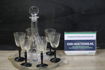 Afbeelding van Karaf met 6 wijnglazen op een glazen dienblad
