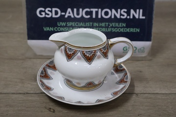 Afbeelding van Porseleinen melkkannetje op schotel''