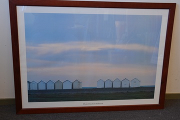 Afbeelding van Ingelijste poster van Elisabeth Billhardt: Strandhuisjes'