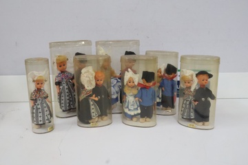 Afbeelding van Vintage Nederlandse klederdrachtpoppen 13 stuks