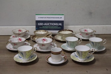 Afbeelding van Mix van theekopjes en schotels