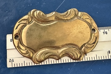 Afbeelding van Sierlijk vintage naamplaatje uitgevoerd in messing.    Mooi