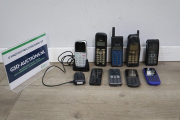 Afbeelding van Set van negen oude mobiele telefoons
