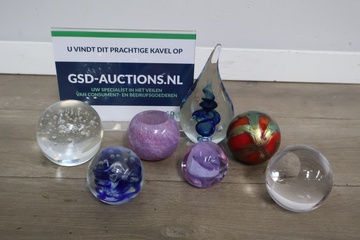 Afbeelding van Glazen presse papiers  7 stuks