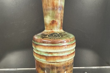 Afbeelding van handgemaakte aardewerken karaf / fles van Llangollen Pottery