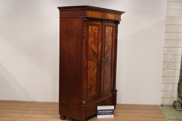 Afbeelding van Klassieke Wortelnotenhouten kast met lade