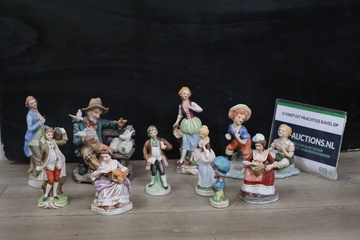 Afbeelding van Porseleinen beeldjes 11 stuks