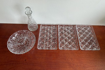 Afbeelding van Kristallen gebak schaaltjes, karaf en een bonbon schaal