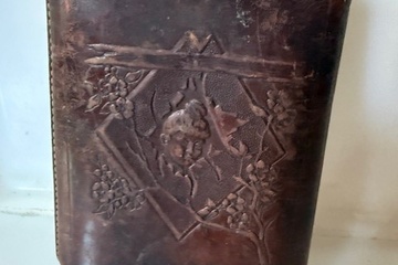 Afbeelding van vintage lederen etui / sigarettenkoker.  Dit bruine etui is