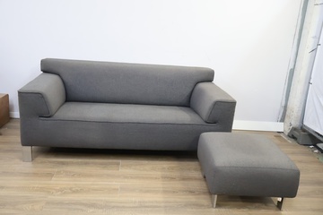 Afbeelding van Grijze 2-Zitsbank met Bijpassende Hocker van Pode