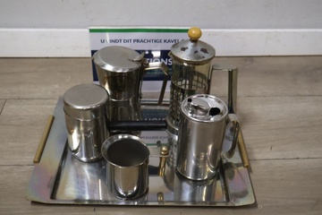 Afbeelding van Zilveren melkkannetjes 5 stuks met een dienblad