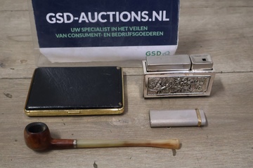 Afbeelding van Set van 2 Vintage Aanstekers & 1 Pijp & 1 Sigarettenblikje