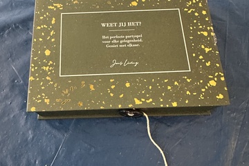 Afbeelding van Het partyspel “Weet Jij Het?” van Jens Living.    Een gezell