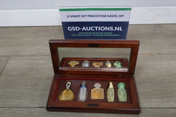 Afbeelding van Houten doos met parfumflesjes