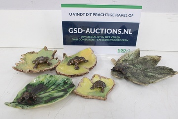 Afbeelding van Set van 5 Kikkers Op Keramische Bladeren