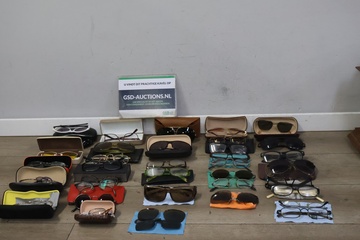 Afbeelding van Mix van zonnebrillen en brillen 36 stuks