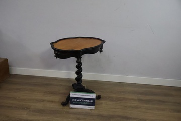 Afbeelding van Antiek Notenhouten Wijntafel