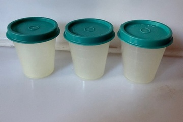 Afbeelding van 3 Tupperware bewaarbakjes met groene deksel.  Deze ronde kun