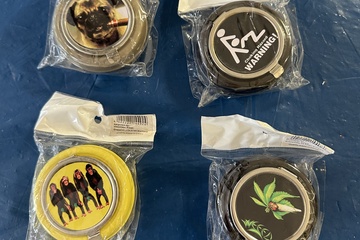 Afbeelding van set van 4 nieuwe asbakjes, elk met een unieke print. De asba