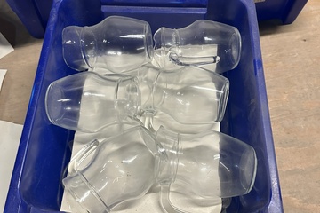 Afbeelding van 284. Kratten met glazen karaffen 5 kratten