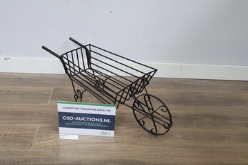 Afbeelding van Metalen kruiwagen decoratie