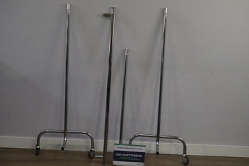 Afbeelding van Metalen verrijdbare kledingrek