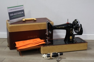 Afbeelding van Antieke Singer Naaimachine met Originele Koffer