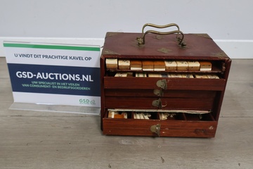 Afbeelding van Antiek Chinese mahjong set in een houten lade kastje