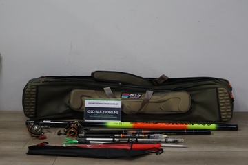 Afbeelding van Verschillende vishengels met een vishengeltas