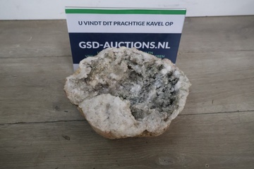 Afbeelding van Bergkristal geode - 20 cm