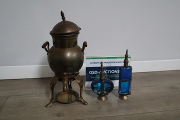 Afbeelding van Antiek koperen koffiepot en vintage parfumflesjes 2 stuks
