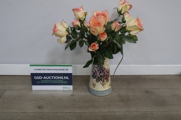 Afbeelding van Decoratieve metalen vaas met roze kunstrozen