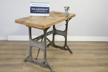 Afbeelding van Vintage Houten Werkbank met Bankschroef