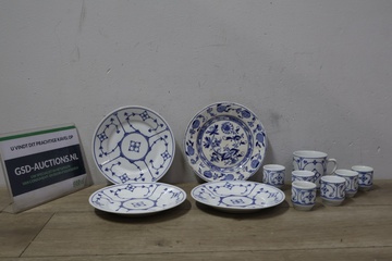 Afbeelding van Servies- borden 4 stuks en bekers 7 stuks'