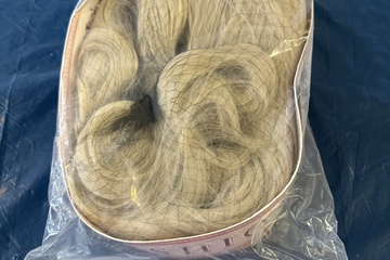 Afbeelding van Decoratieve pruik met opbergdoos voorzien van de tekst “FASH