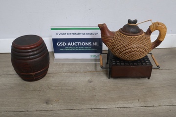 Afbeelding van Houten theepot met houder en houten vat