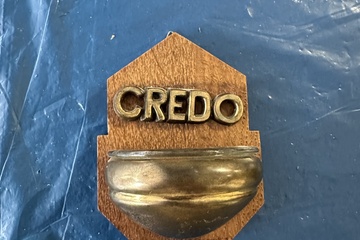 Afbeelding van Mooi vintage wijwaterbakje met het opschrift “CREDO”.    Het