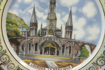 Afbeelding van Vintage Limoges Lourdes wandbord – La Basilique – Frankrijk