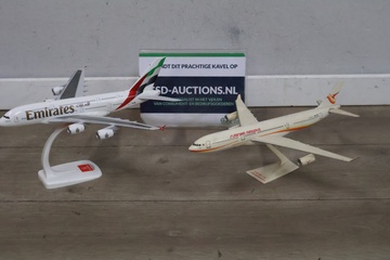 Afbeelding van Vliegtuigmodellen van Emirates en Surinam Airways