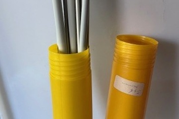 Afbeelding van set metalen breinaalden in gele opbergkoker.  De set bestaat