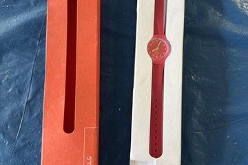 Afbeelding van origineel Swatch polshorloge in opvallende roze en gele kleu