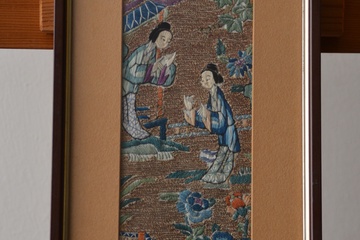 Afbeelding van Antiek Chinees borduurwerk met traditionele taferelen.