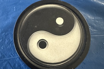 Afbeelding van Ronde metalen doos met Yin Yang symbool – Ø 8 cm    Producto