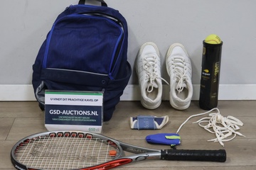 Afbeelding van Tennisracket met sportschoenen, rugzak en tennisballen