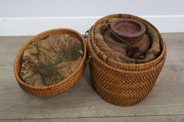 Afbeelding van Vintage Yixing-theepot met een rieten mand