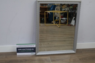 Afbeelding van rechthoekige wandspiegel met zilveren lijst