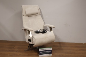 Afbeelding van Beige luxe relaxfauteuil met metalen armleuningen