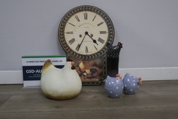 Afbeelding van Decoratieve kippen en wandklok met haanmotief