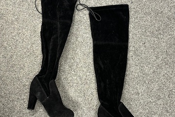 Afbeelding van Elegante zwarte overknee laarzen met stevige blokhak.  Model