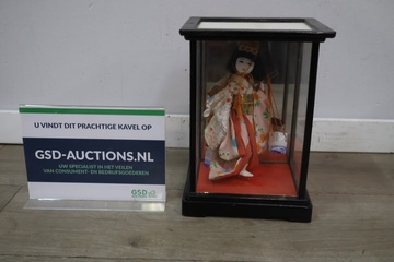 Afbeelding van Vintage Japanse Shiokumi-Pop in Glazen Display